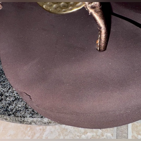 💥FINAL YELLOW BOX Cassidy metallic bronze sandals women’s flip flops size 9 - Picture 16 of 16